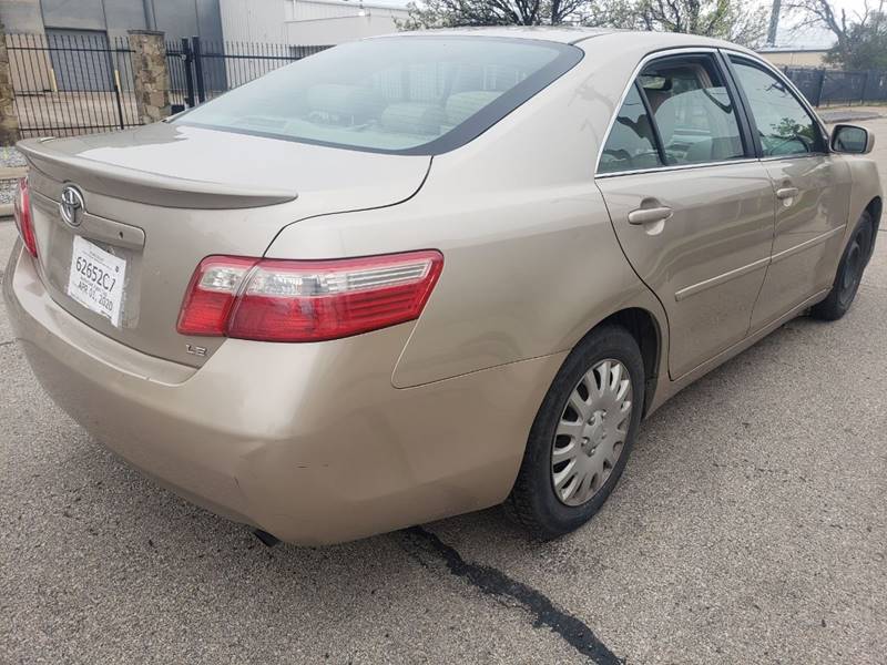 2009 Toyota Camry LE (image 5)