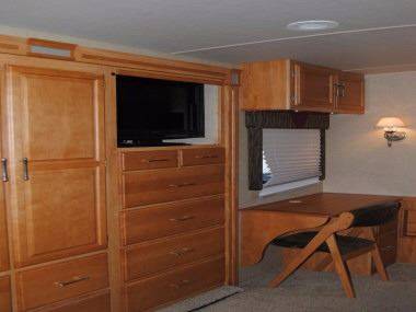 2006 Winnebago Adventurer