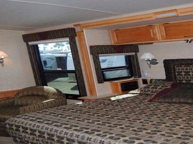 2006 Winnebago Adventurer