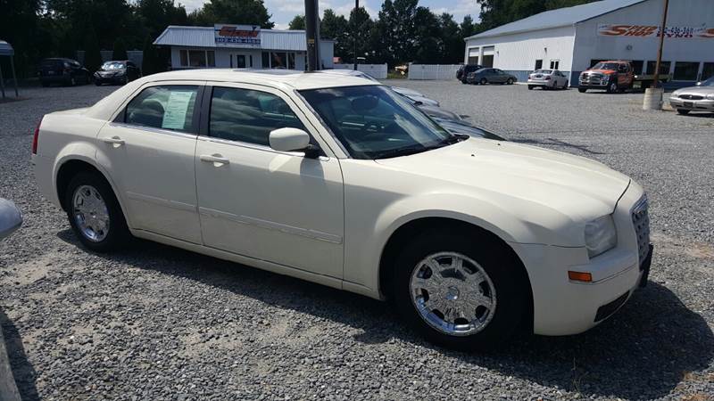 2005 Chrysler 300 for sale at GENE'S AUTO SALES in Selbyville DE