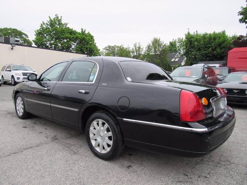 Lincoln town car 2011