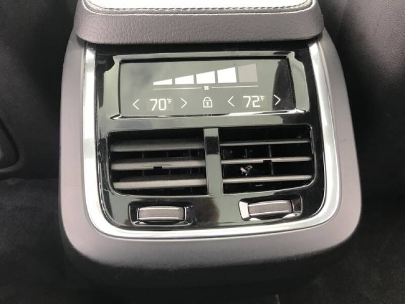2018 Volvo XC90 T6 Momentum (image 13)