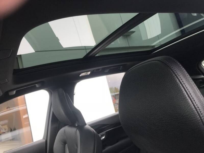 2018 Volvo XC90 T6 Momentum (image 17)