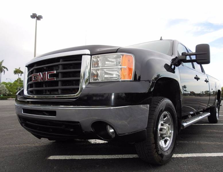 2008 GMC Sierra 2500HD for sale at M.D.V. INTERNATIONAL AUTO CORP in Fort Lauderdale FL