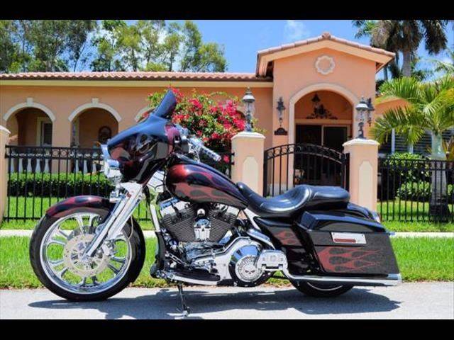2004 Harley-Davidson Street Glide for sale at M.D.V. INTERNATIONAL AUTO CORP in Fort Lauderdale FL