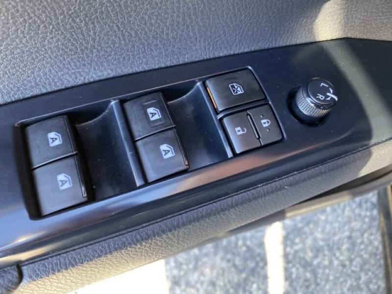 2018 Toyota Camry SE (image 30)