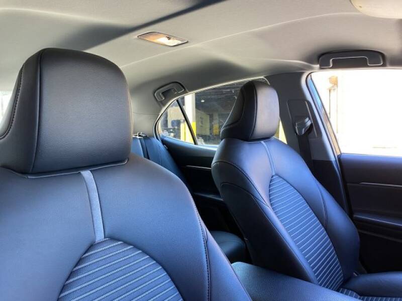2018 Toyota Camry SE (image 16)