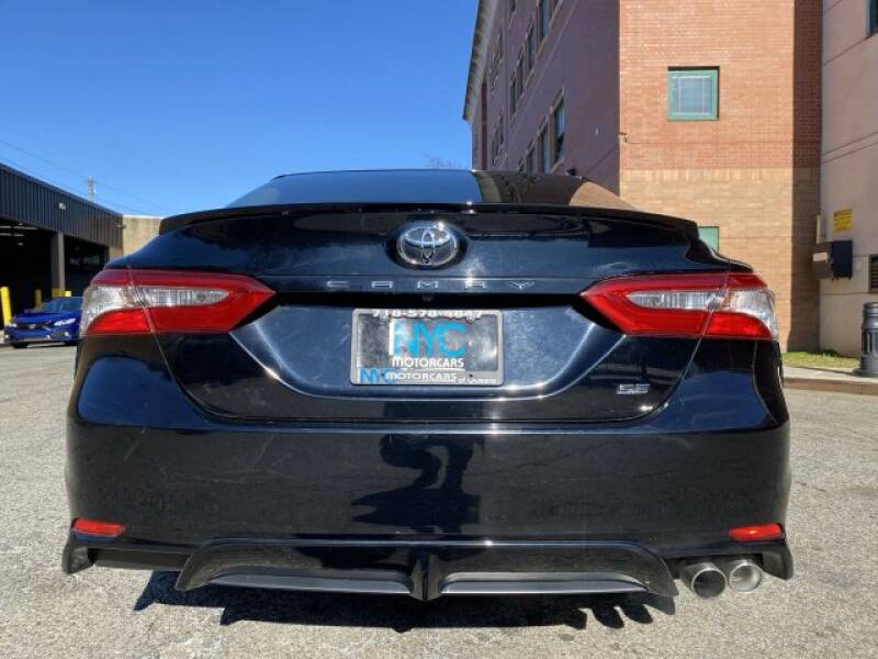 2018 Toyota Camry SE (image 9)