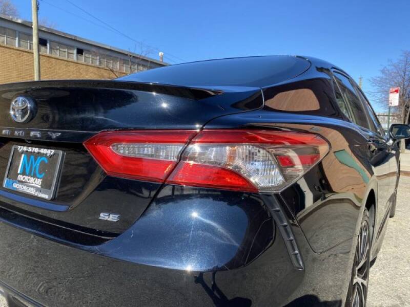 2018 Toyota Camry SE (image 12)