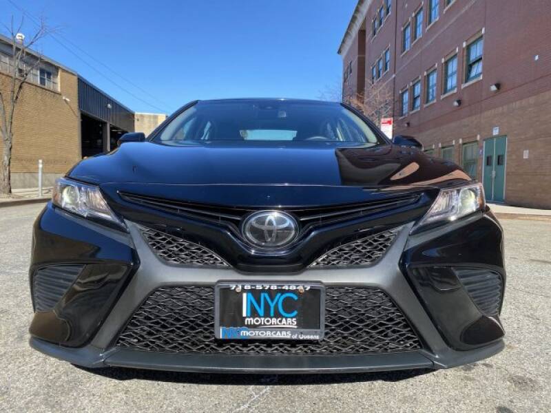 2018 Toyota Camry SE (image 2)
