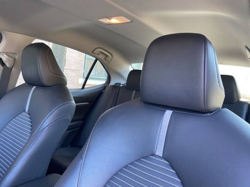 2018 Toyota Camry SE (image 15)