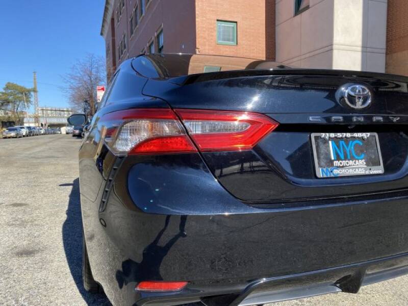 2018 Toyota Camry SE (image 11)