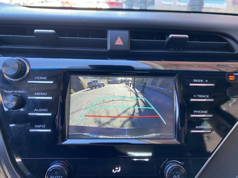 2018 Toyota Camry SE (image 24)