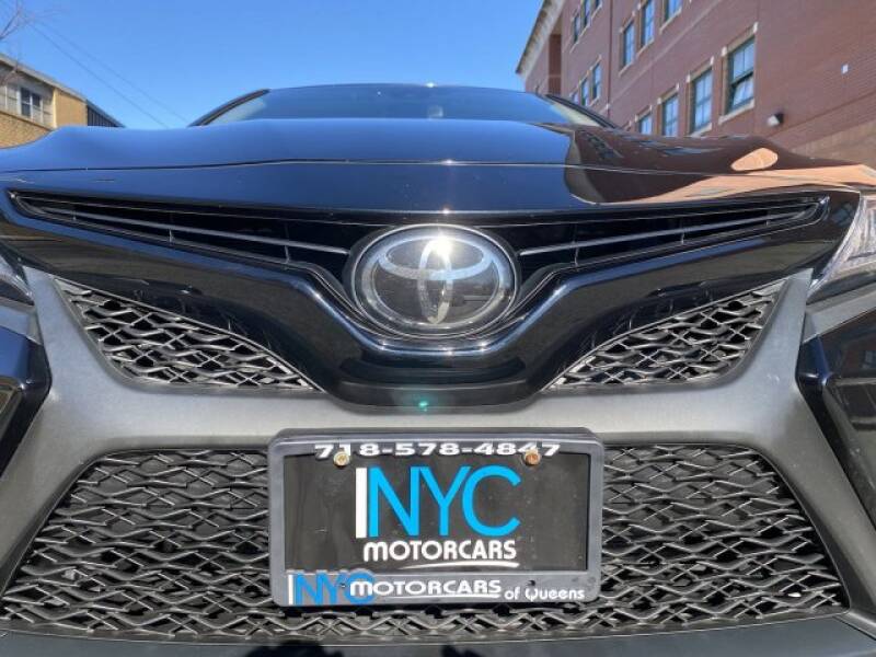 2018 Toyota Camry SE (image 5)