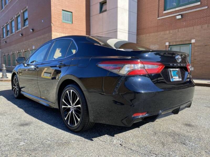 2018 Toyota Camry SE (image 8)
