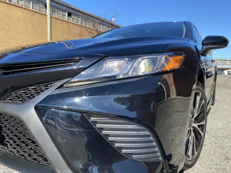 2018 Toyota Camry SE (image 6)