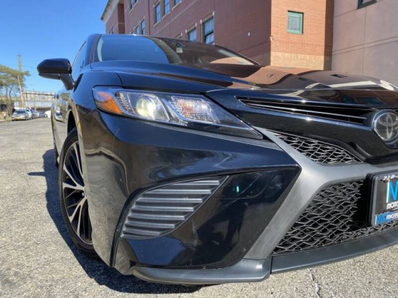 2018 Toyota Camry SE (image 4)