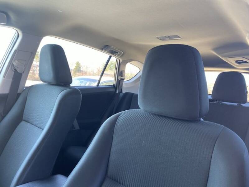2018 Toyota RAV4 LE (image 15)