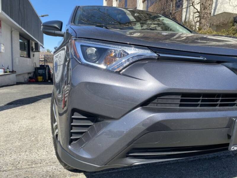 2018 Toyota RAV4 LE (image 4)