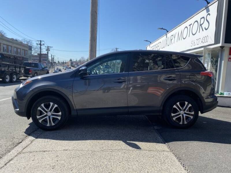 2018 Toyota RAV4 LE (image 7)