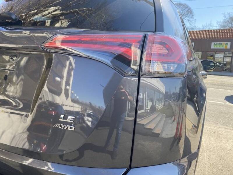 2018 Toyota RAV4 LE (image 12)
