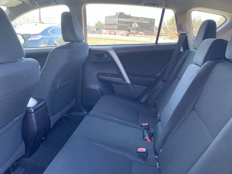 2018 Toyota RAV4 LE (image 33)