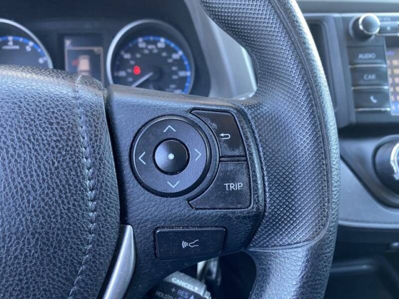 2018 Toyota RAV4 LE (image 19)