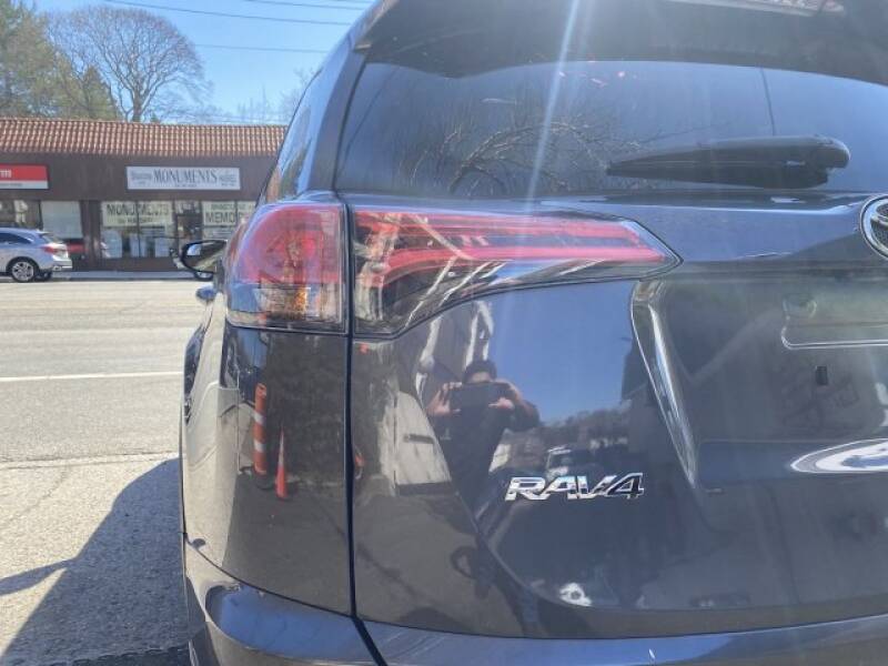 2018 Toyota RAV4 LE (image 11)
