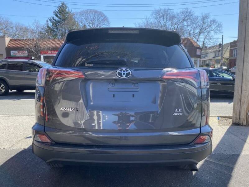 2018 Toyota RAV4 LE (image 9)