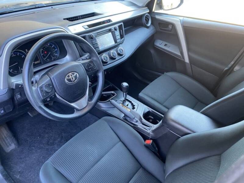 2018 Toyota RAV4 LE (image 14)