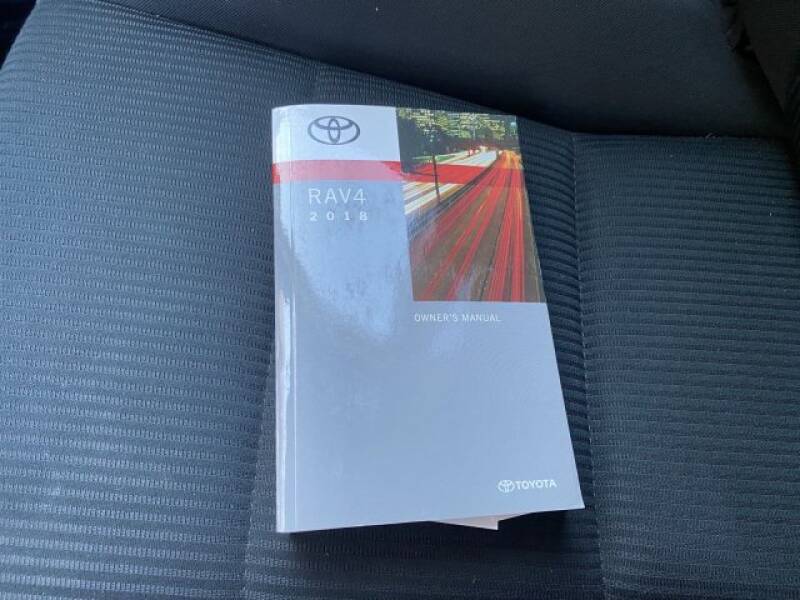 2018 Toyota RAV4 LE (image 29)