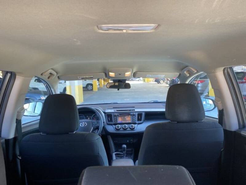 2018 Toyota RAV4 LE (image 35)