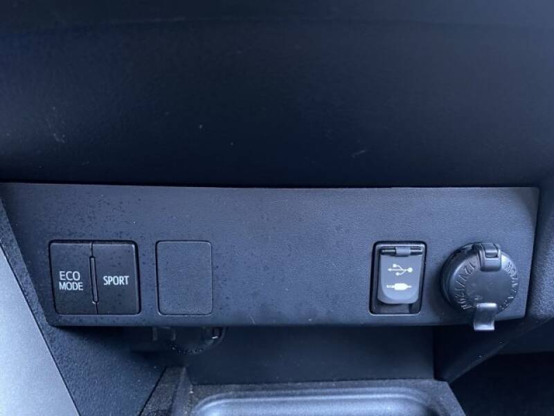 2018 Toyota RAV4 LE (image 25)