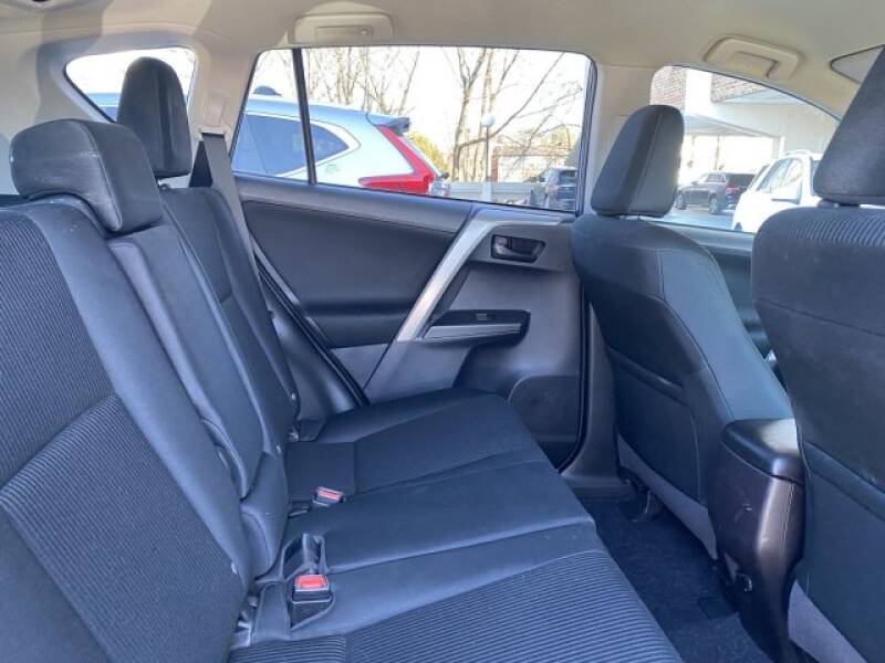 2018 Toyota RAV4 LE (image 34)