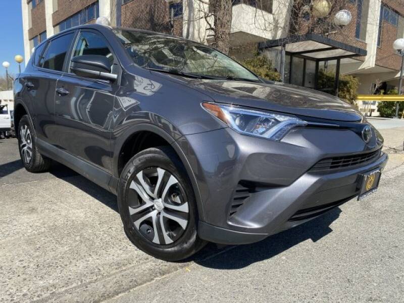 2018 Toyota RAV4 LE (image 3)