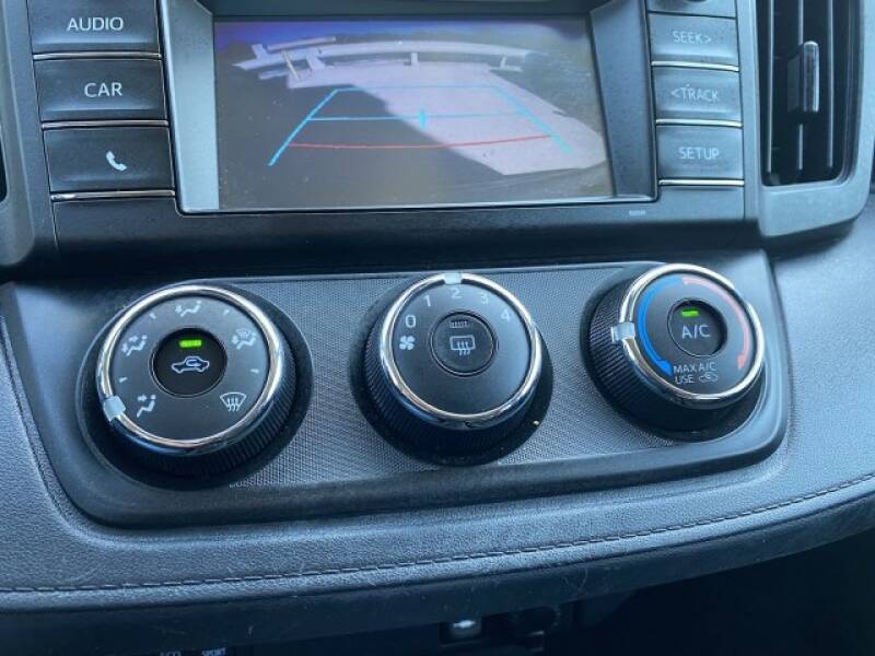 2018 Toyota RAV4 LE (image 24)