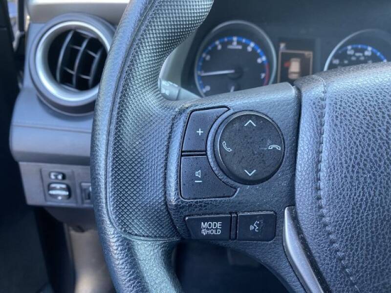 2018 Toyota RAV4 LE (image 17)