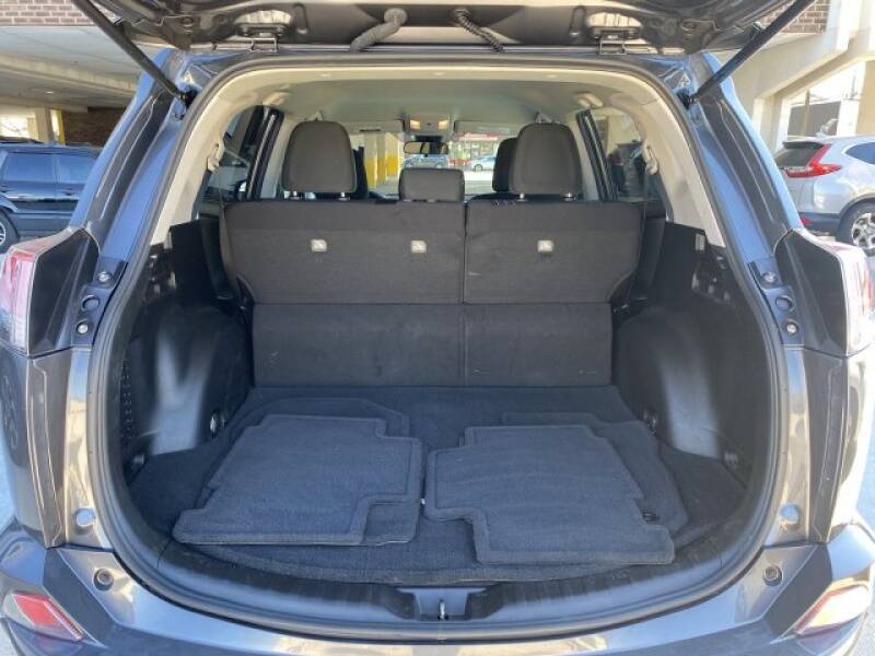 2018 Toyota RAV4 LE (image 37)