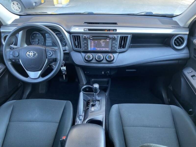 2018 Toyota RAV4 LE (image 13)
