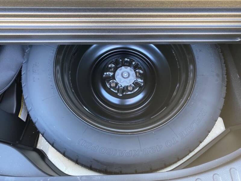 2018 Toyota RAV4 LE (image 38)