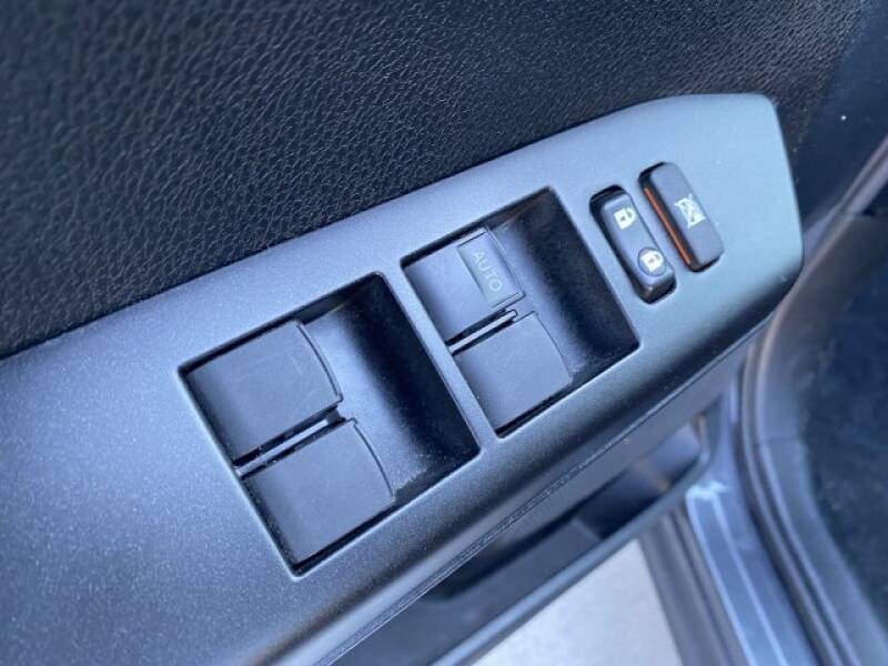 2018 Toyota RAV4 LE (image 30)
