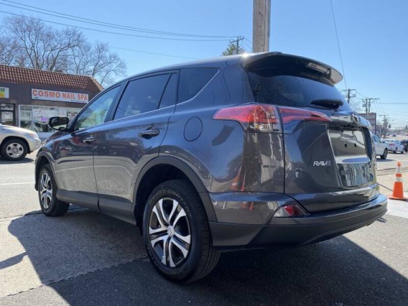 2018 Toyota RAV4 LE (image 8)