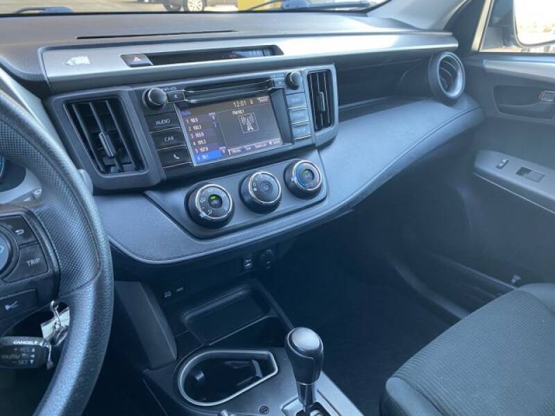 2018 Toyota RAV4 LE (image 21)