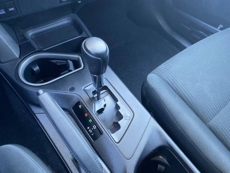 2018 Toyota RAV4 LE (image 26)