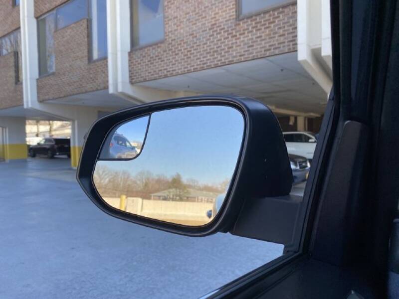 2018 Toyota RAV4 LE (image 27)