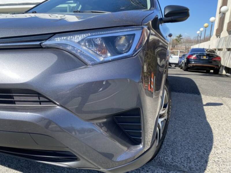 2018 Toyota RAV4 LE (image 6)
