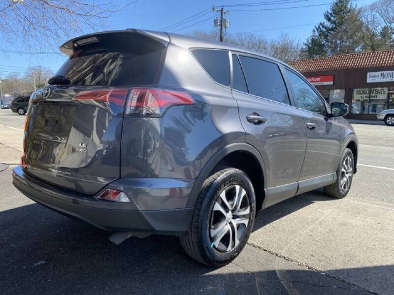 2018 Toyota RAV4 LE (image 10)