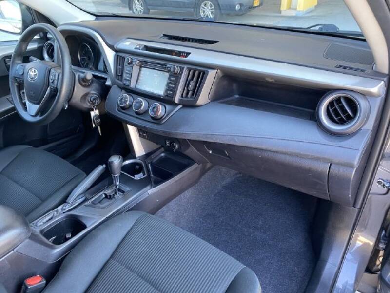 2018 Toyota RAV4 LE (image 32)