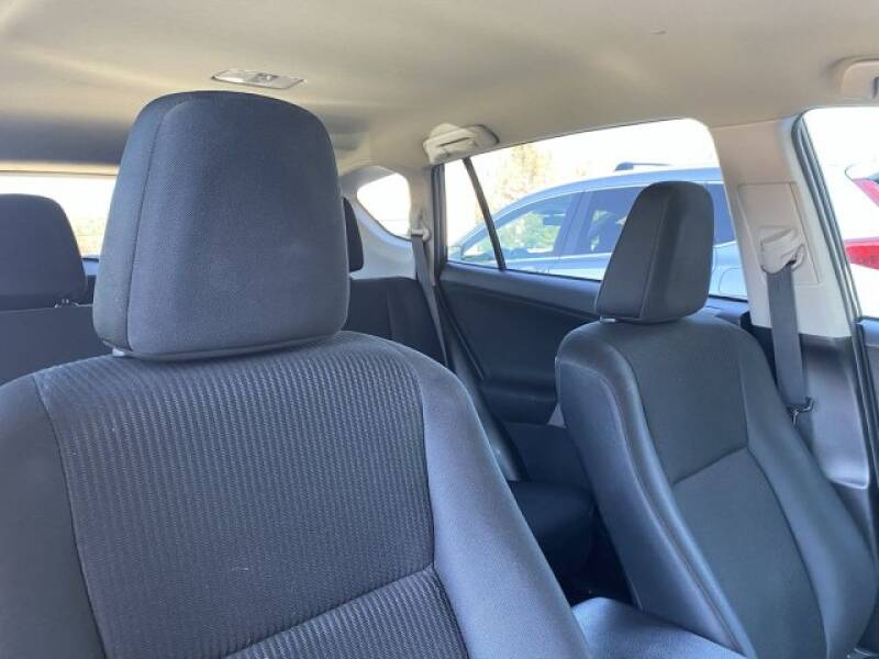 2018 Toyota RAV4 LE (image 16)