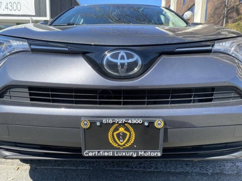 2018 Toyota RAV4 LE (image 5)